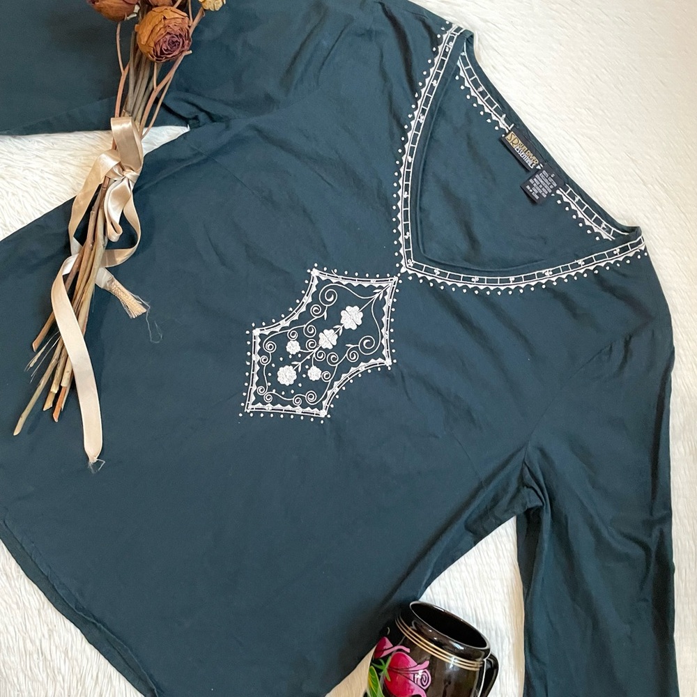 Womens sun river essentials Vneck embroidered cotton top - Picture 17 of 17